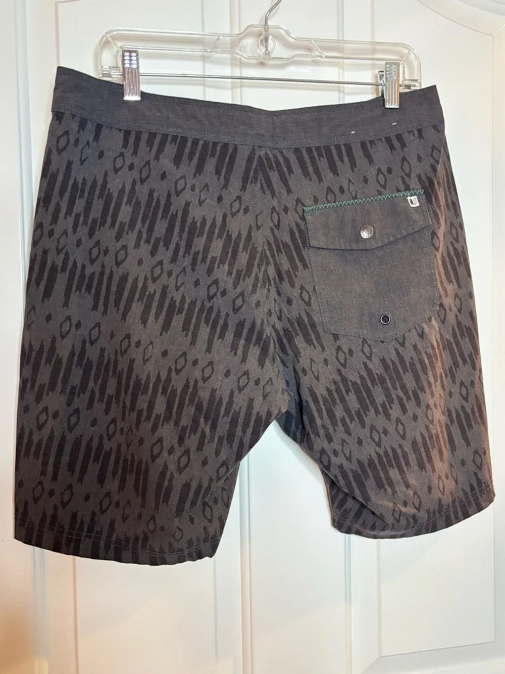 NWOT Linksoul Gray Patterned Board Shorts with Black Accents Size 32